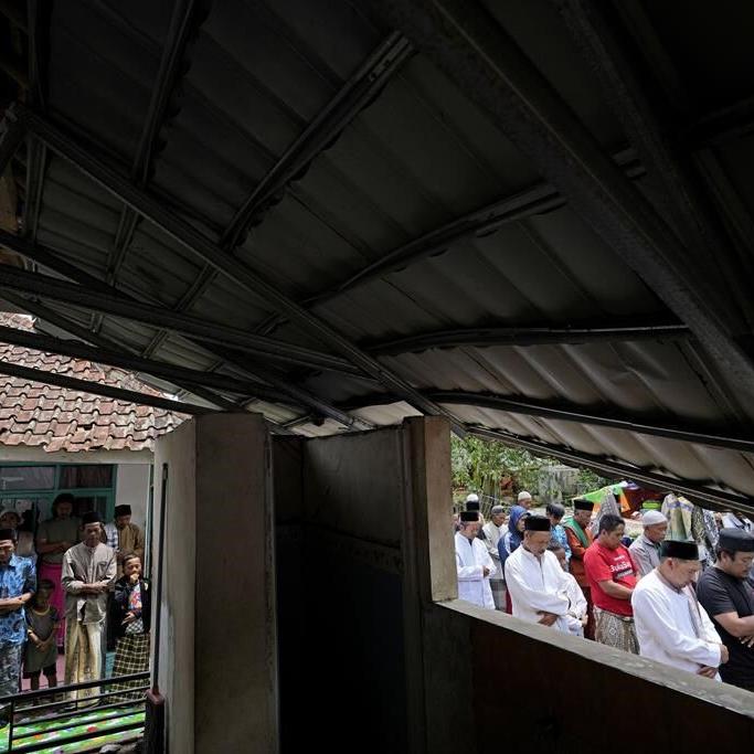 Indonesia earthquake toll reaches 310 as more bodies found
